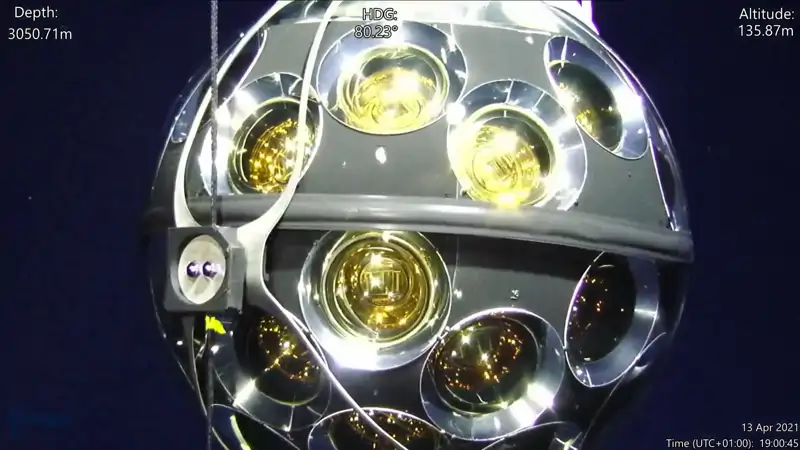 Primer plano del telescopio submarino KM3NeT