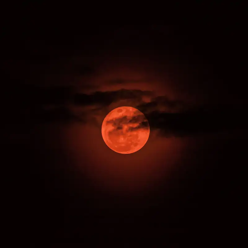 ¿Por qué la Luna se pone roja durante un eclipse lunar?
