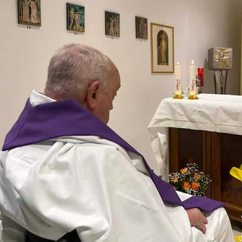 El Vaticano difunde la primera foto del papa desde su hospitalización y tras un inquietante mensaje: "Afronto un tiempo de prueba"