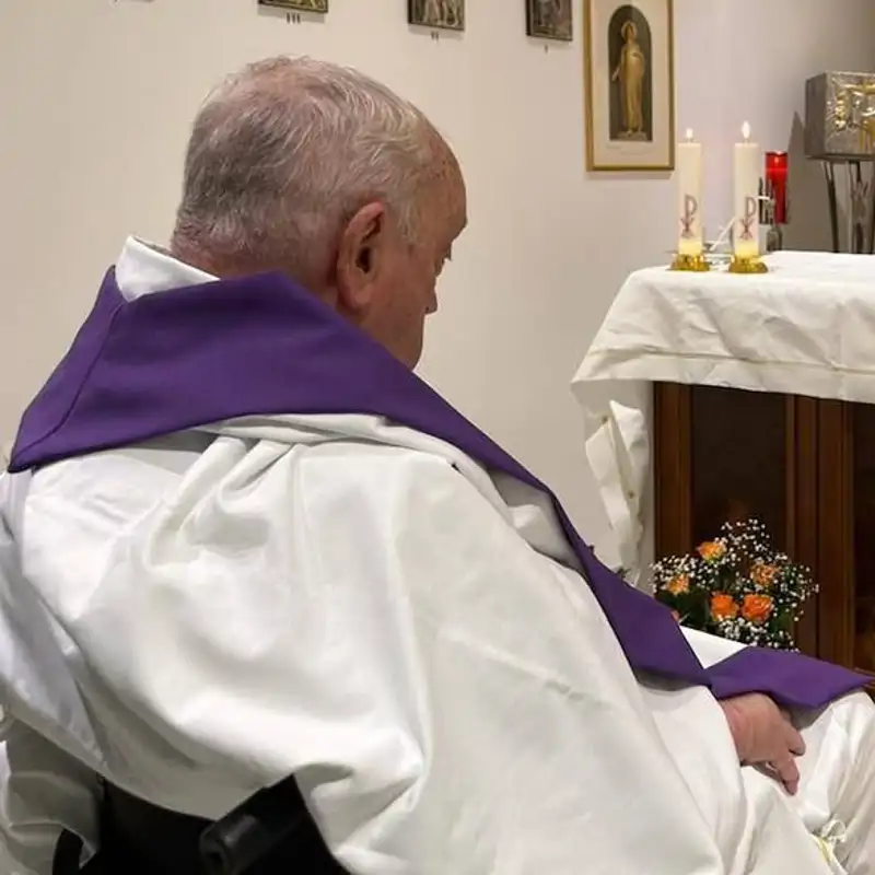 Lo que nos revela la primera foto del papa Francisco desde su hospitalización: la clave está en los detalles