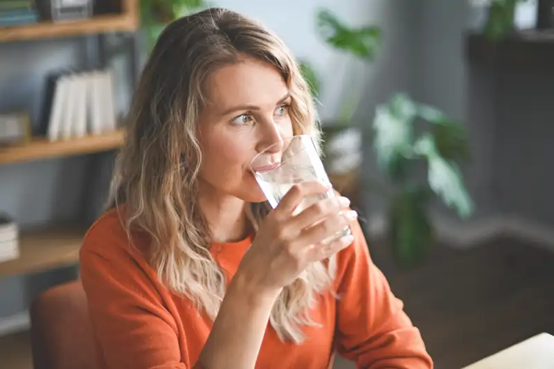 mujer bebiendo agua