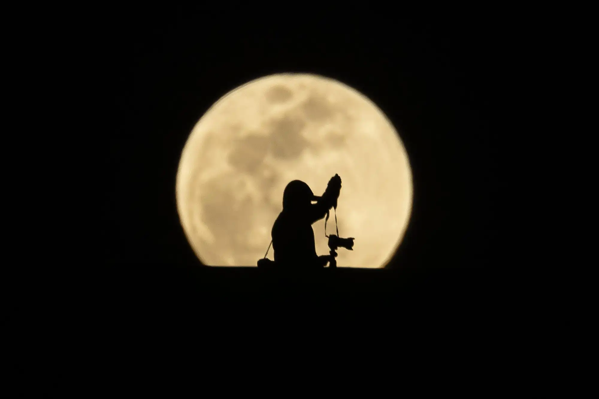 la-luna-en-el-principio-de-la-noche_917a1cc5_250331122238_2000x1333.webp