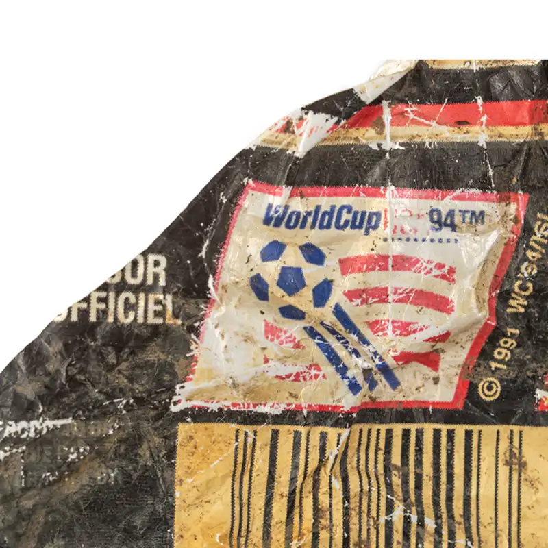 ¿Un envoltorio con un anuncio del Mundial 94? Estas aves llevan 30 años llenando sus nidos de plástico