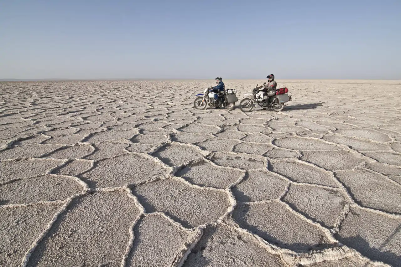 biker-on-a-motorcycle-trip-dasht-e-kavir-or-great-salt-desert-marenjab-iran-imagebroker-daniel-kreher-cordon-press_0643a365_250413180111_1280x853.webp