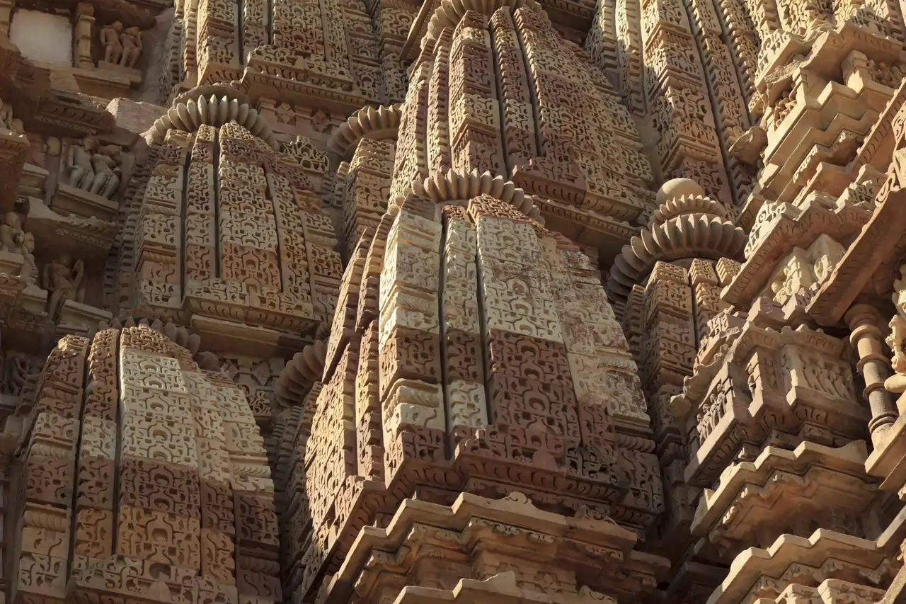kandariya-mahadev-temple-in-khajuraho-india-imagebroker-andreas-edelmann-cordon-press_02936672_250413183032_1280x853.webp