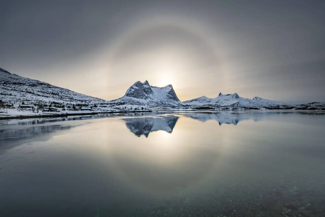 sun-ring-halo-over-snowy-mountain-range-kulhornet-nordland-norway-imagebroker-gerhard-zwerger-schoner-cordon-press_7ed6539a_250413185455_1280x853.webp