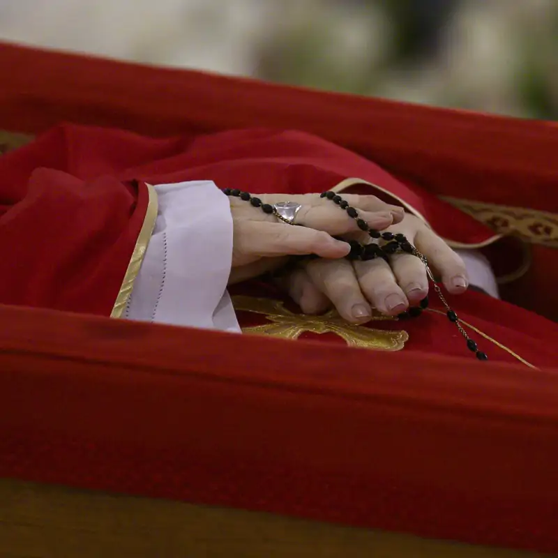 Cómo se ha embalsamado el cuerpo del papa para que no muestre signos de descomposición