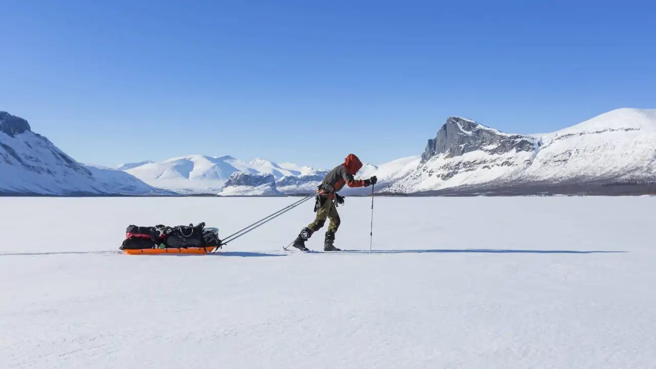 20-ski-tourers-with-pulka-in-the-snow-kungsleden-or-konigsweg-lapland-sweden-imagebroker-daniel-kreher-cp_abefd795_250504165643_1280x720.webp