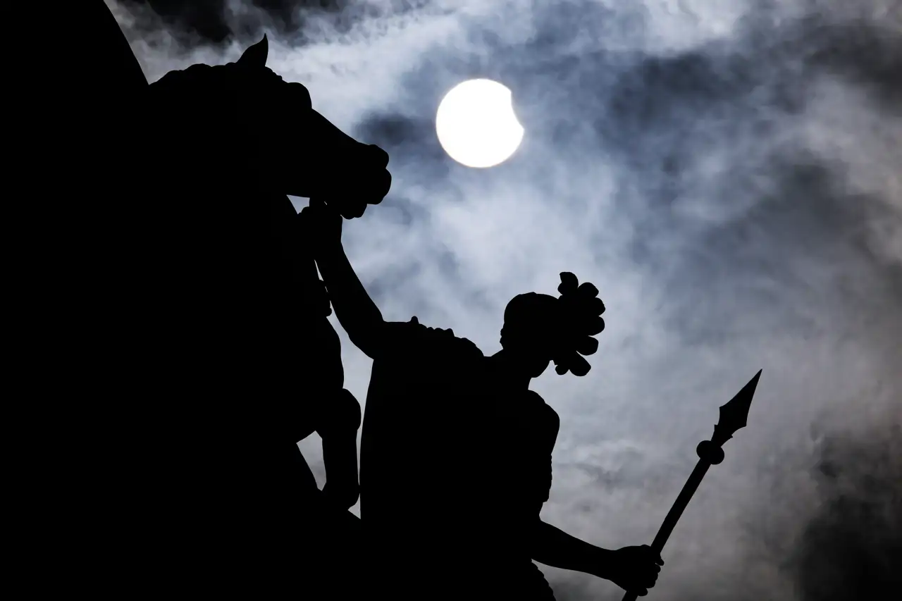 30 St Petersburg, MARCH 29,2025  A partial solar eclipse with Chariot of Glory atop the Arch of the General Staff Building(Peter Kovalev,TASS,Sipa USA)