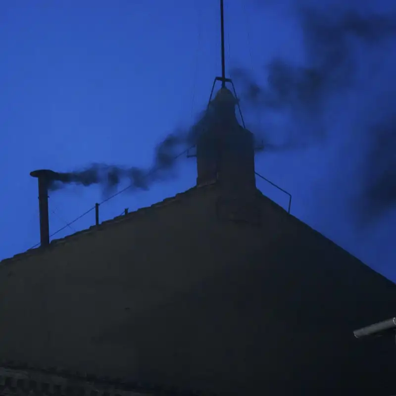 Humo negro en el Vaticano: La primera fumata indica que aún no hay nuevo papa