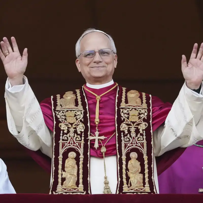 La vestimenta de los papas: el significado de cada prenda y rio