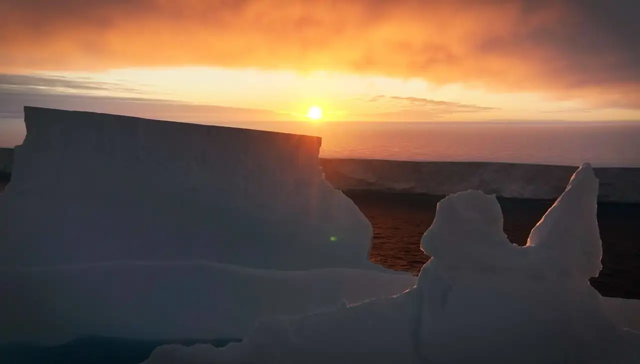 Dos meses atascado: El iceberg más grande del mundo se desintegra ...