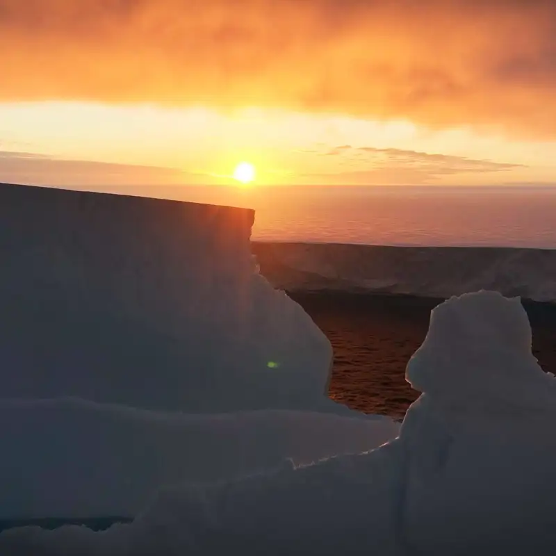 Dos meses atascado: El iceberg más grande del mundo se desintegra lentamente, pero su futuro sigue siendo incierto