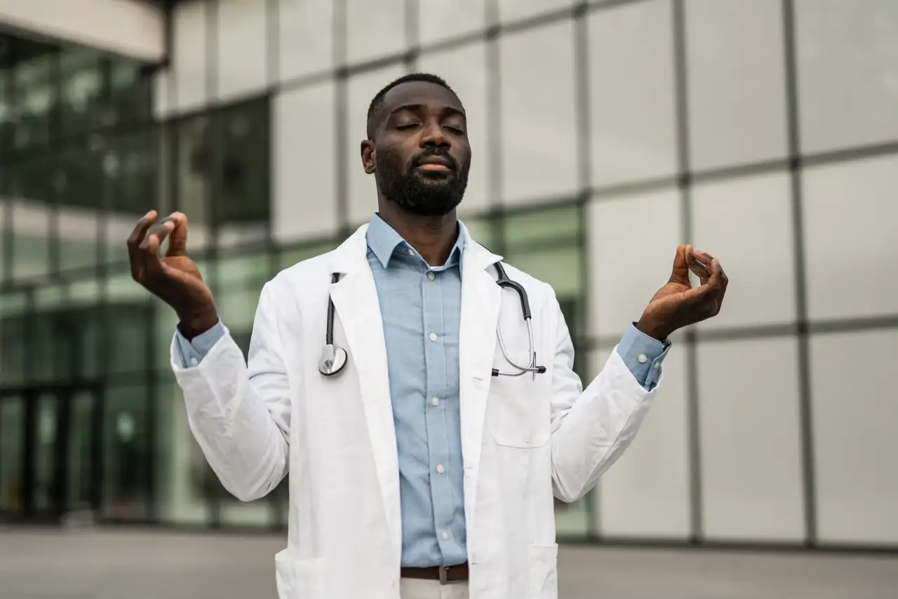 médico mindfulness meditación