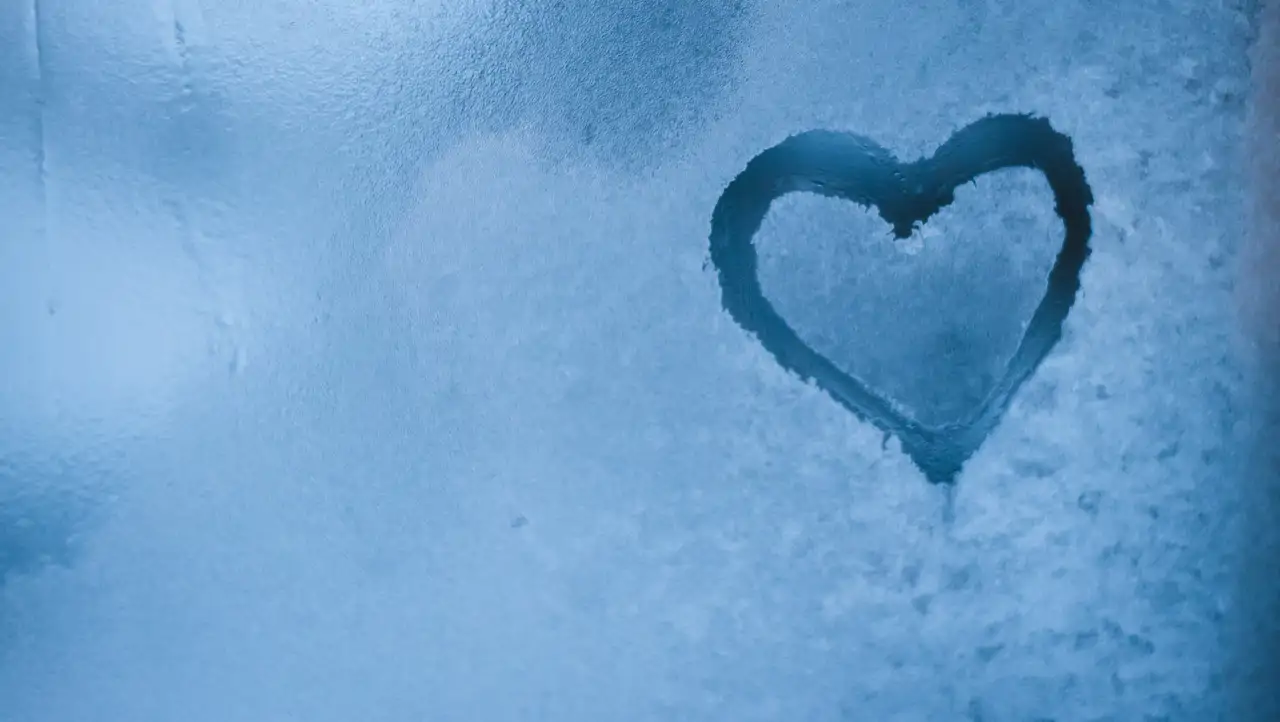 Corazón sobre cristal congelado