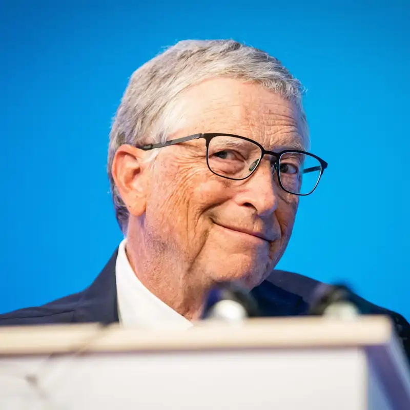 Las tres profesiones que sobrevivirán a la IA, según Bill Gates