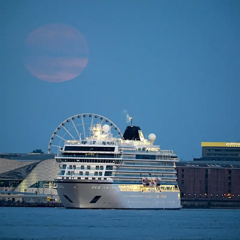 Así se ha visto la luna llena de junio: las fotos más espectaculares de la “luna de fresa”