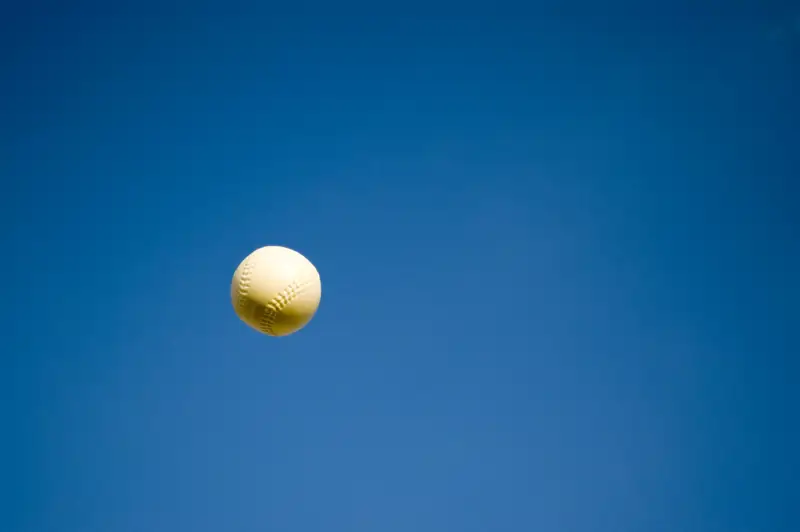 Cuando una pelota es lanzada, su trayectoria no es aleatoria. Va describiendo una par&#225;bola porque esta es la forma en que la acci&#243;n total se minimiza 