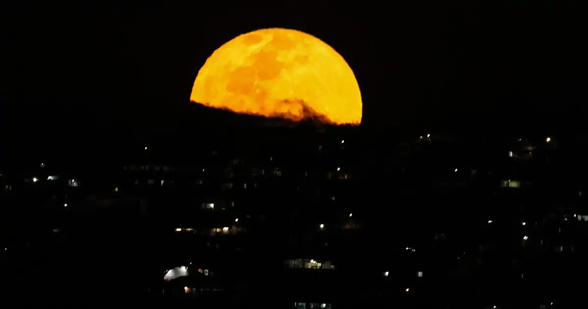 Eclipse lunar total: ¿qué es y cómo seguirlo en España?