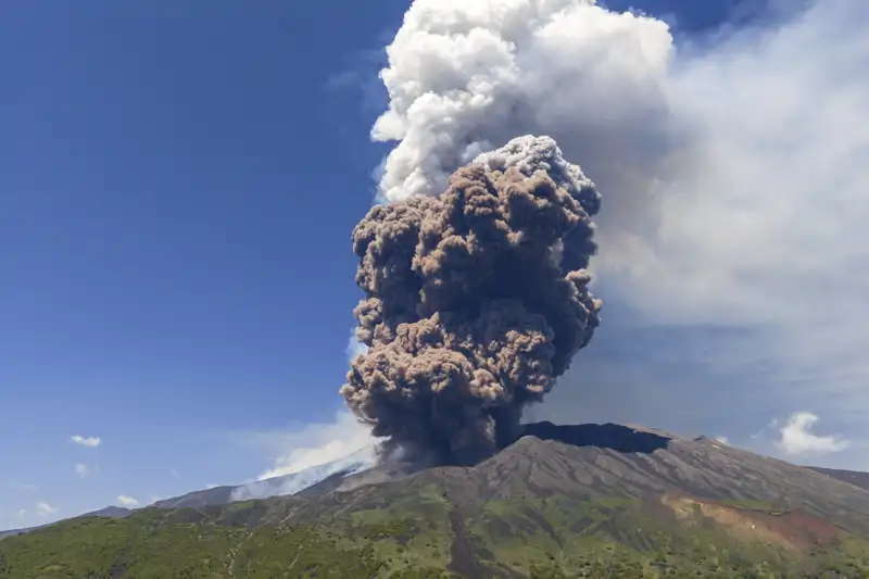 El volc&#225;n Etna en la costa de Sicilia tuvo actividad reciente. 