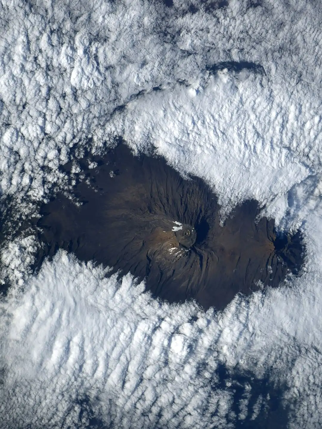 volcan-vista-aerea-satelital-mt-kilimanjaro-tanzania_c3e555ad_250825124328_1080x1438.webp