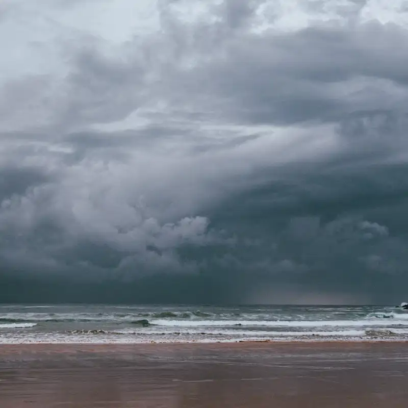 Huracán cielos nubosos marejada