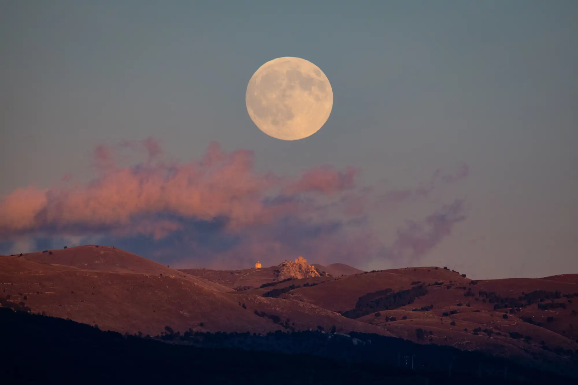 Luna llena de octubre 2025 Superluna Italia