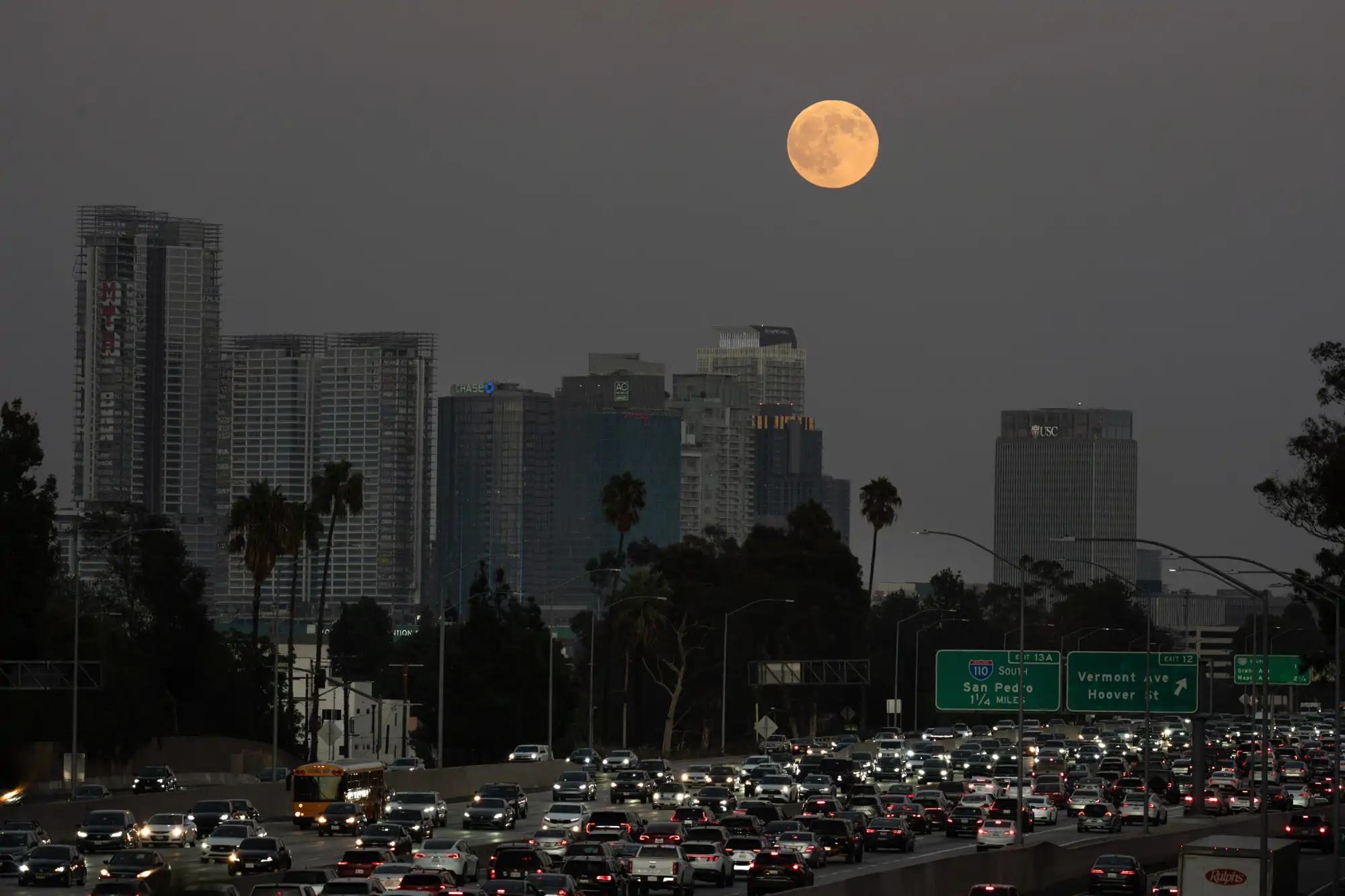 Luna llena de octubre 2025 Superluna los angeles