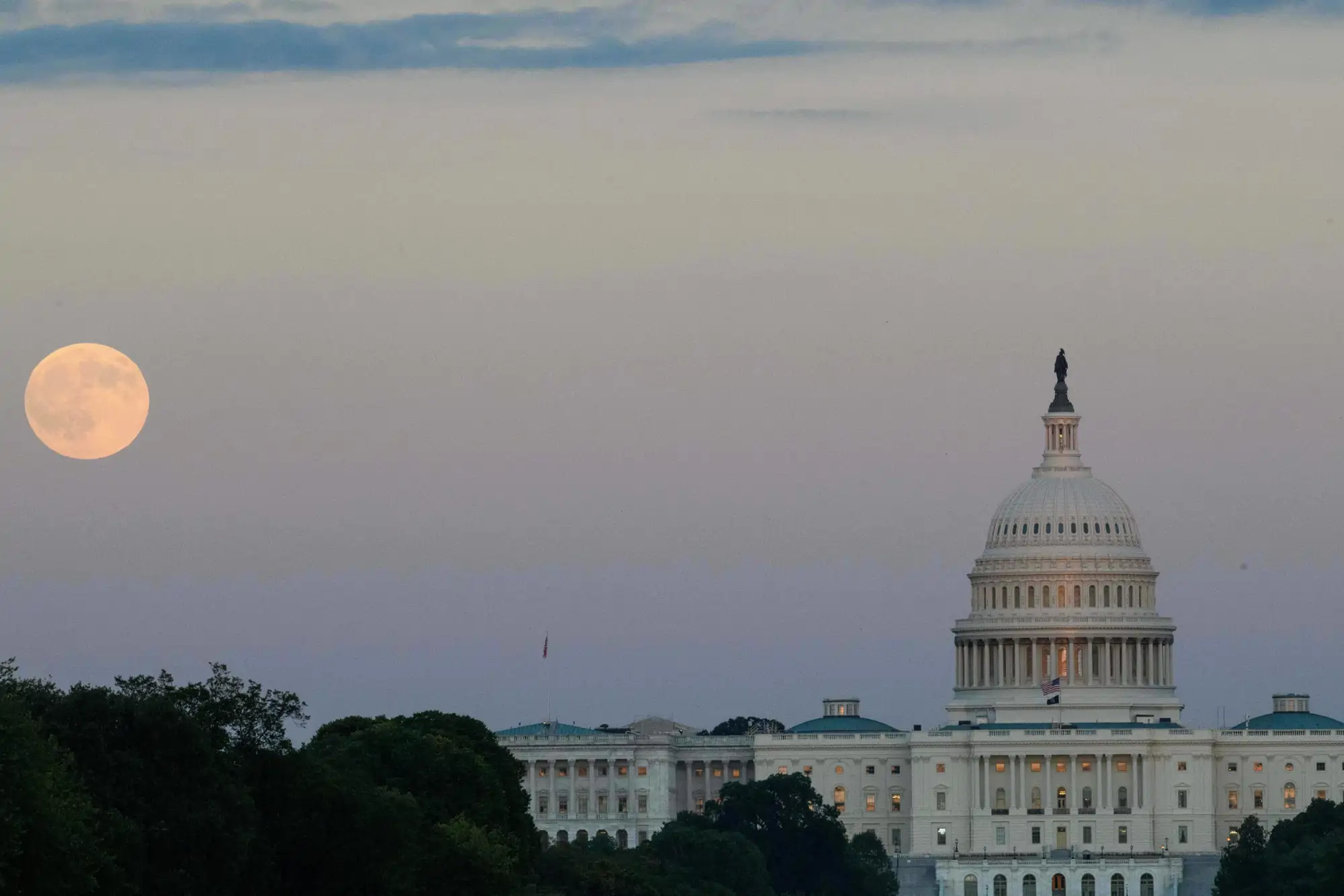 Luna llena de octubre 2025 Superluna Washington