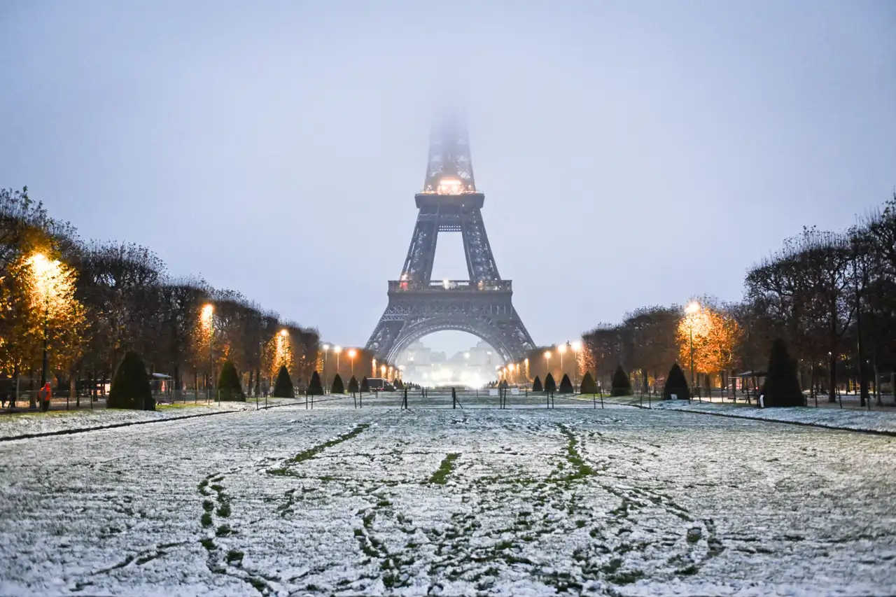 la-torre-eiffel-nieve-en-paris_b38cb5aa_251124120340_1280x853.webp