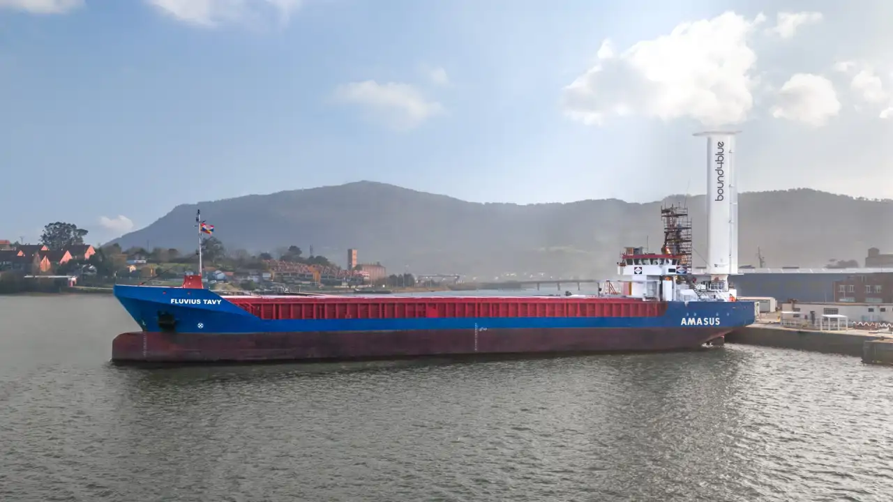 España instala este gigantesco aparato en un navío: su objetivo es reducir la contaminación marítima