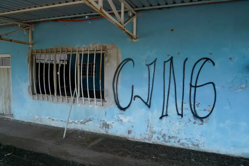 Las letras «CJNG», siglas del nombre oficial del grupo, Cartel Jalisco Nueva Generación, cubren la fachada de una casa abandonada en El Limoncito, en el estado mexicano de Michoacán, el 30 de octubre de 2021.