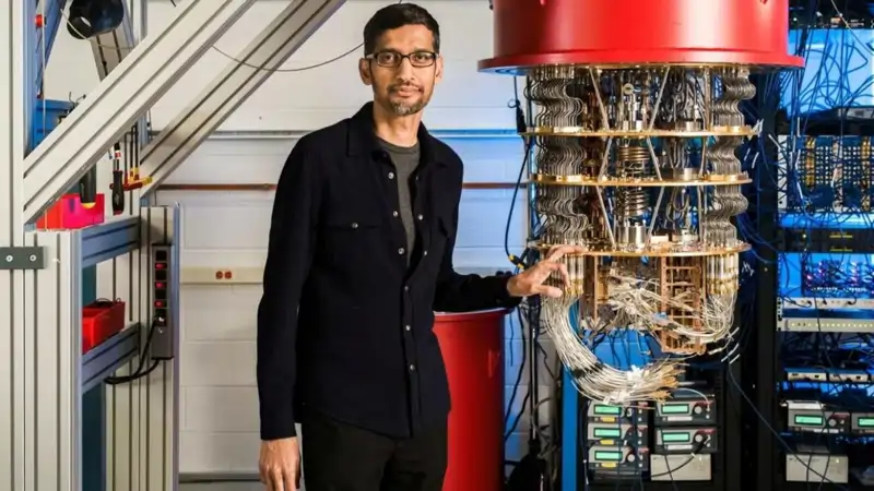 Sundar Pichai, CEO de Google, con ordenador cuántico