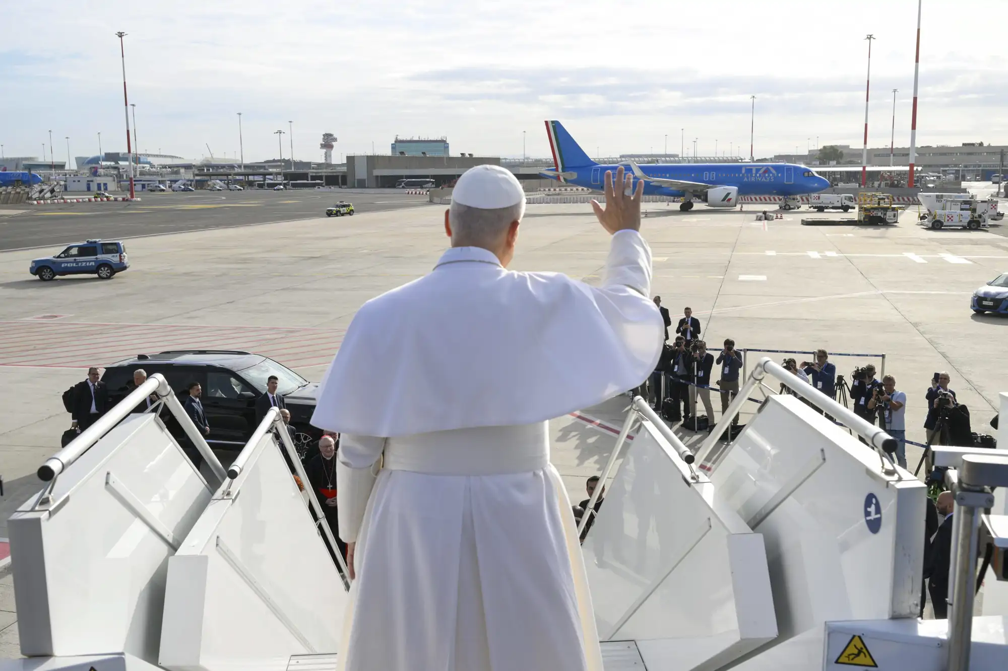 Miles de fieles y más de 3.000 periodistas acreditados siguen una visita que combina encuentros religiosos, actos institucionales y citas con un marcado carácter social.