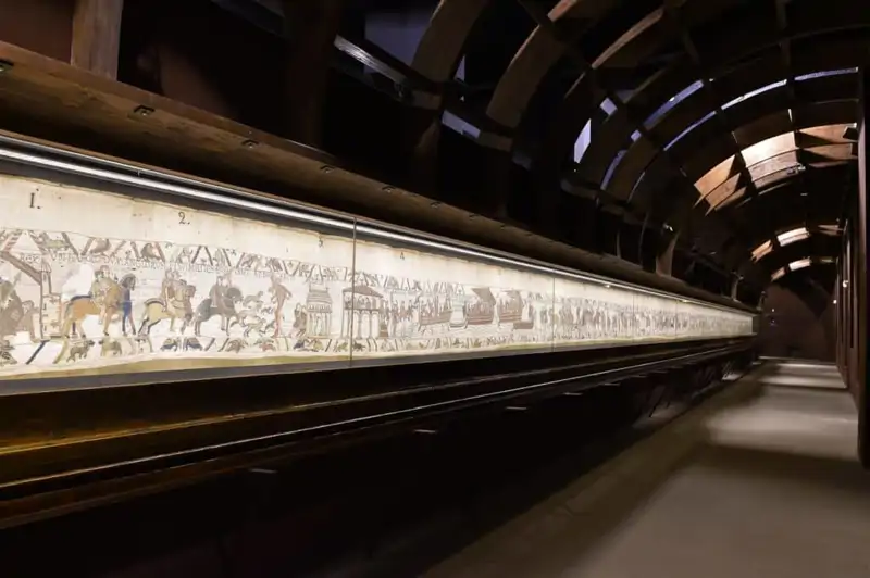 Tapiz de Bayeux en el museo. 