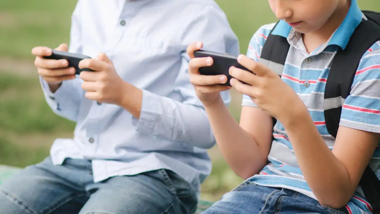 Niños usando el smartphone