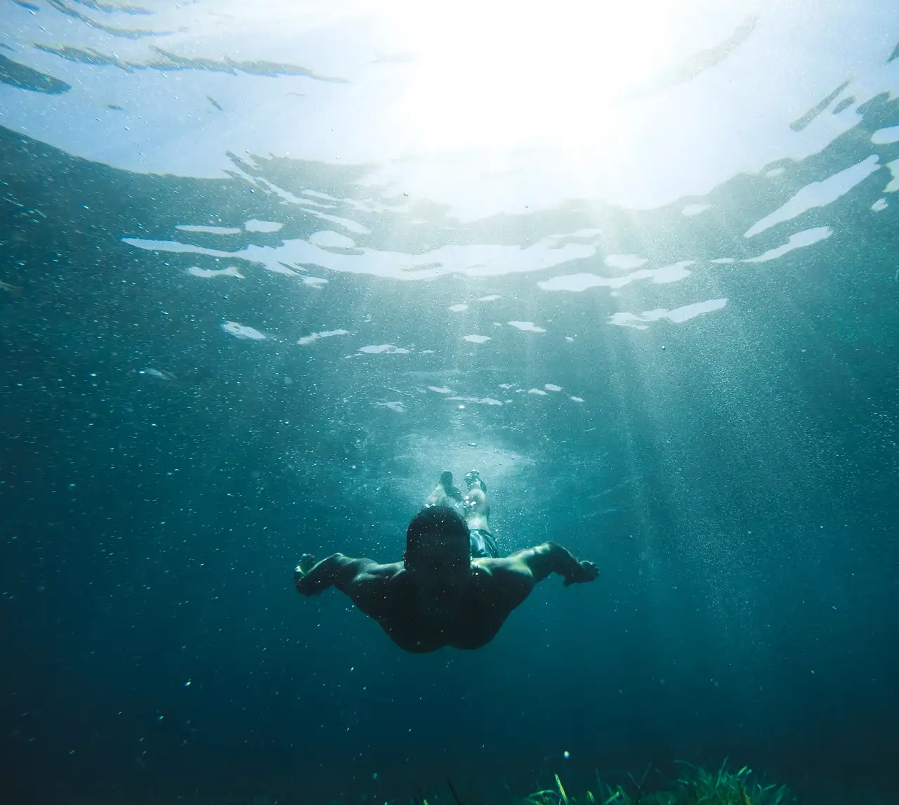 Nadador bajo el agua explora mar océano