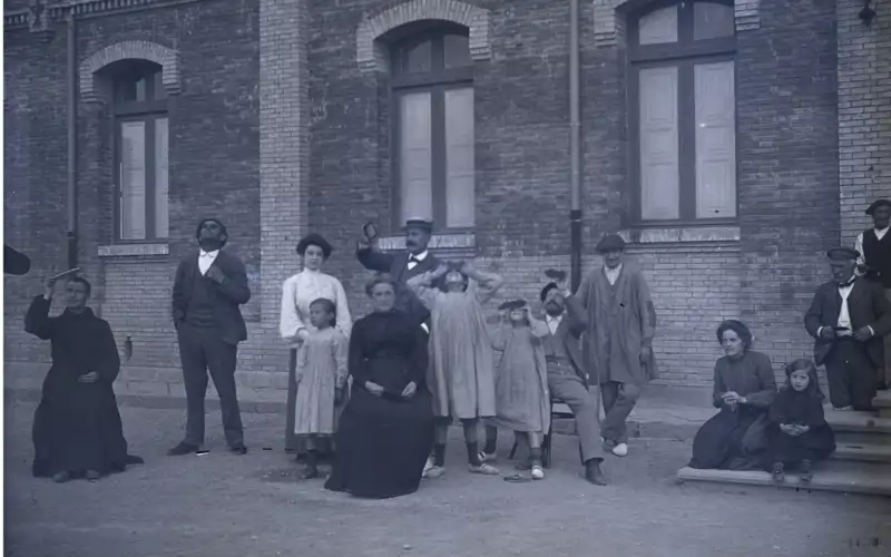 Una familia en Navarra observa el eclipse de 1905.