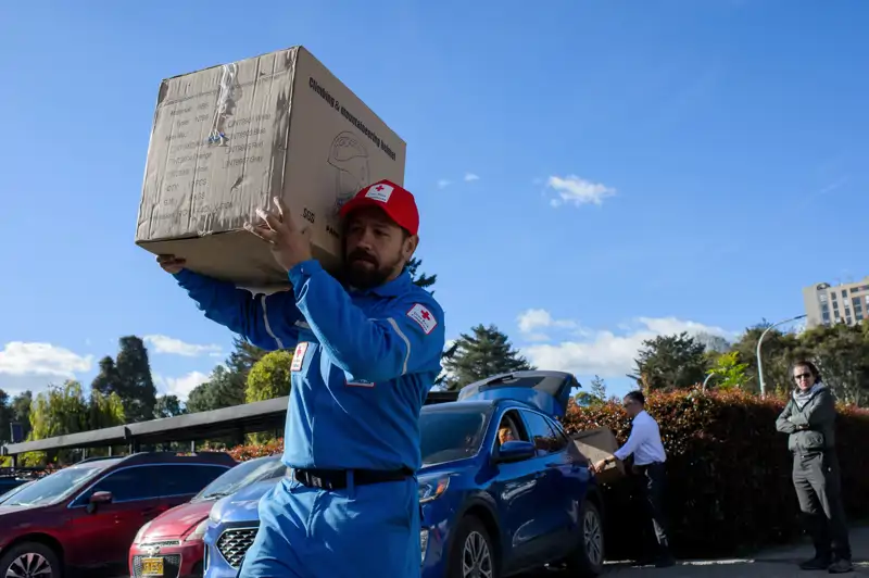 Los chocoanos enfrentan dificultades para acceder a servicios básicos como agua potable y saneamiento y unas condiciones de bienestar que sitúan al departamento entre los territorios más desfavorecidos del país.Fotografía de un miembro de la Cruz Roja Colombiana partiendo hacia el Chocó tras el terremoto.
