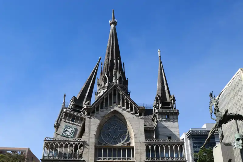 No todo lo que existe en Colombia fue construido bajo las mismas reglas. Hay edificios anteriores a la normativa que pueden presentar una vulnerabilidad diferente y que requieren evaluación, reparación o refuerzo. Fotografía de la Catedral de Manizales.
