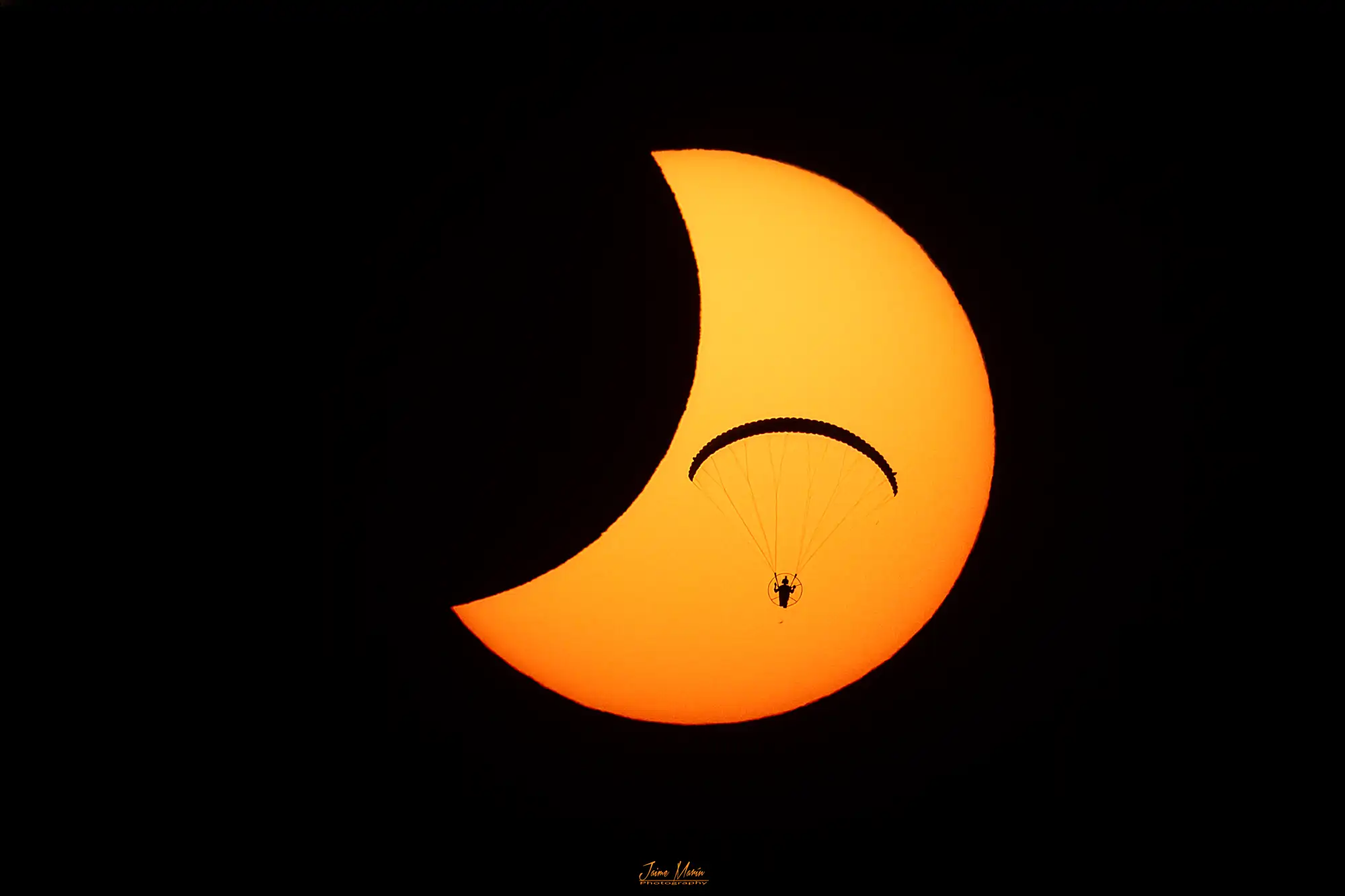 sobrevolando-el-eclipse_96db786f_260813144052_2000x1332.webp