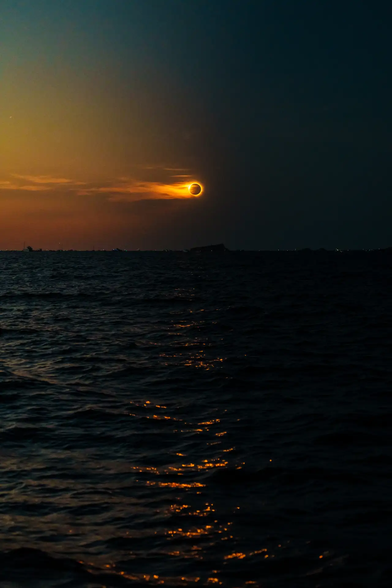 eclipse-solar-total_e9c793d1_260817143502_1280x1920.webp