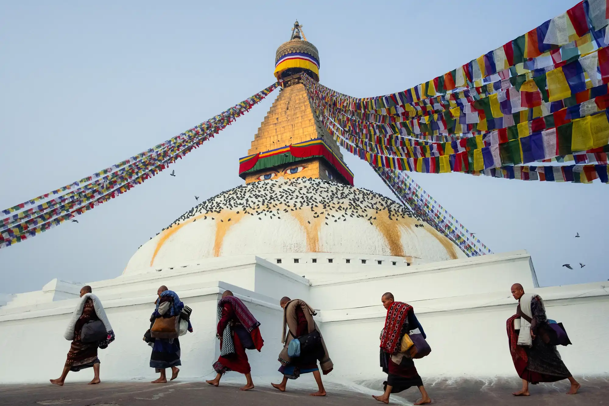 paseo-del-amanecermonjes-budistas-tibetanos-pasean-alrededor-de-la-estupa-de-boudhanath-al-amanecer-en-katmandu-nepal-el-ritual-es-una-forma-de-meditacion-caminando-conocida-como-kora-en-la-que-los-ad_897ded12_260820103936_2000x1333.webp