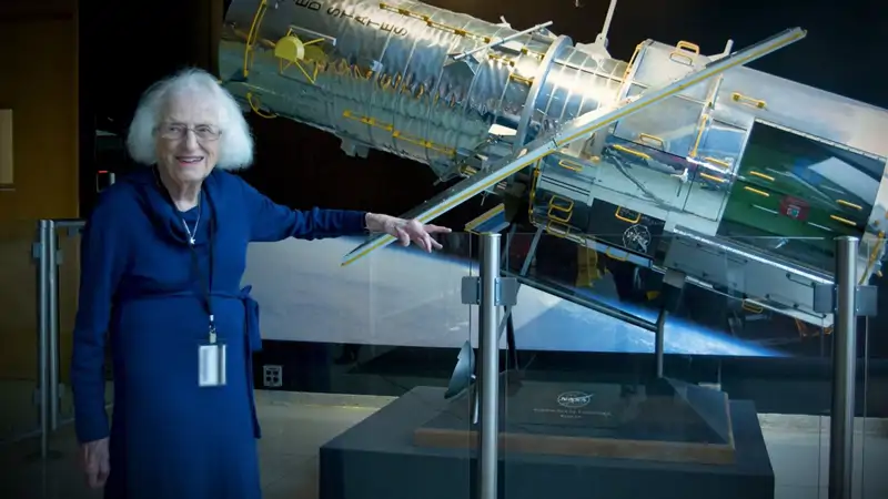 Nancy Grace Roman frente a una maqueta del telescopio Hubble. El nuevo observatorio ahora lleva su nombre.

