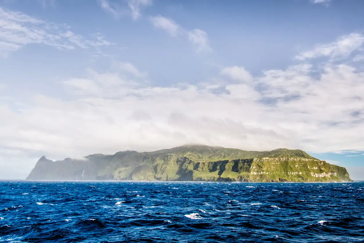 la-isla-habitada-mas-remota-del-mundo_b9fa7078_261002141317_1254x836.webp